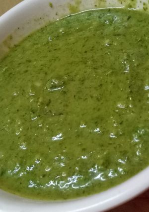 A picture of Green chatpati chutney.