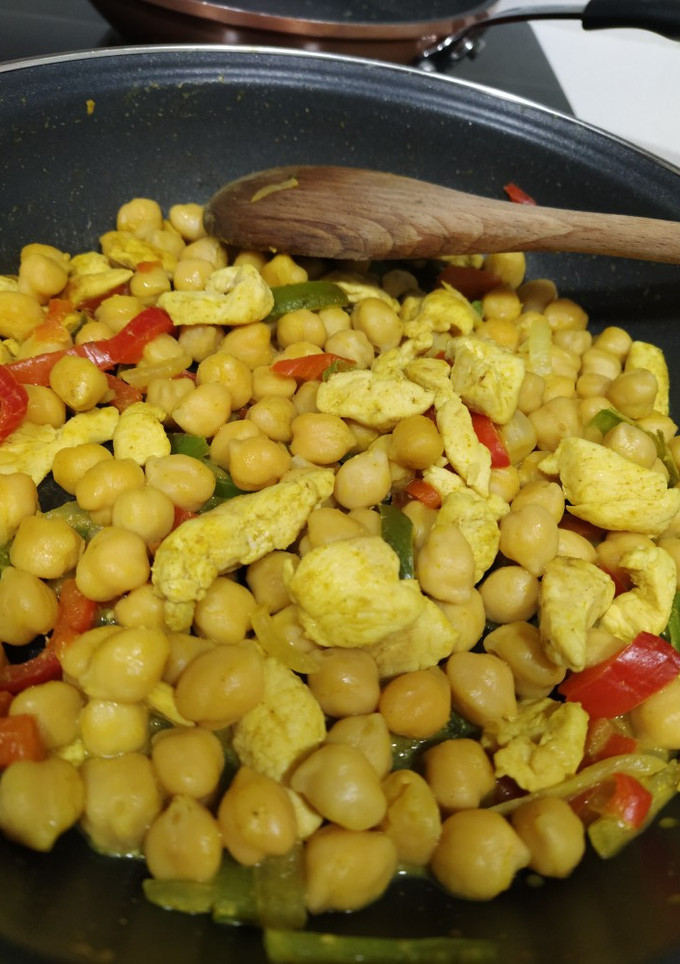 Una foto de 🍲 Garbanzos con pollo al curry