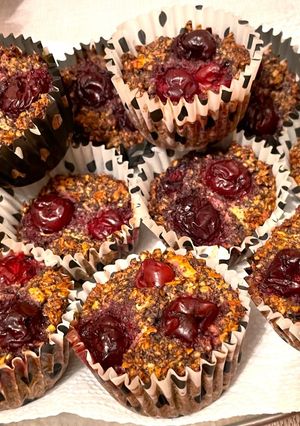 Mákos-meggyes zabmuffin recept fotója