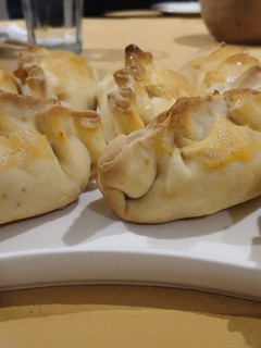 Una foto de Empanadas de choclo y salsa blanca 🌽