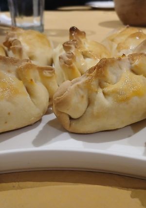 Una foto de Empanadas de choclo y salsa blanca 🌽