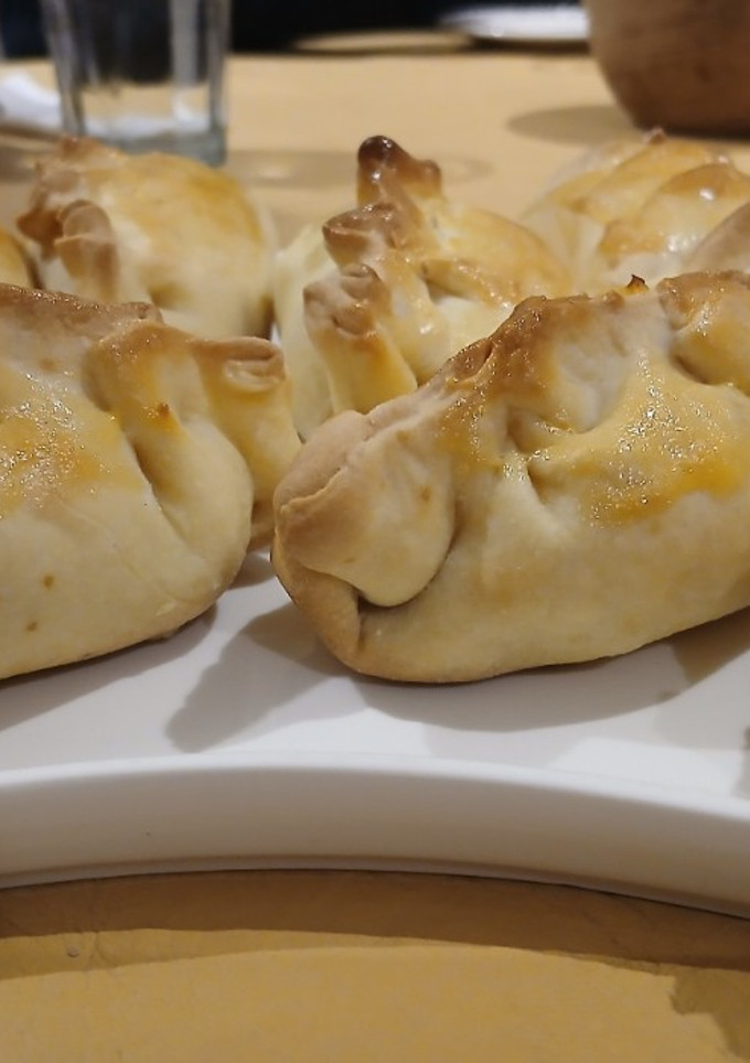 Una foto de Empanadas de choclo y salsa blanca 🌽