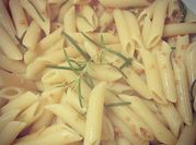 Uma foto de penne legumes