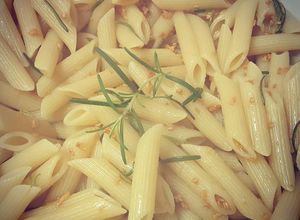Foto de Penne ao alho e óleo e alecrim