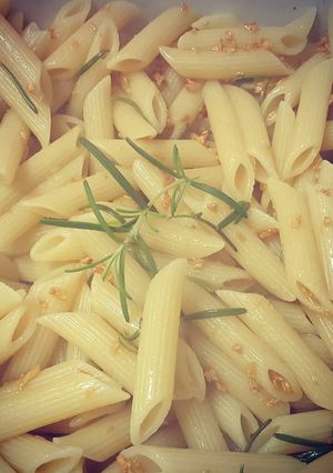 Foto de Penne ao alho e óleo e alecrim