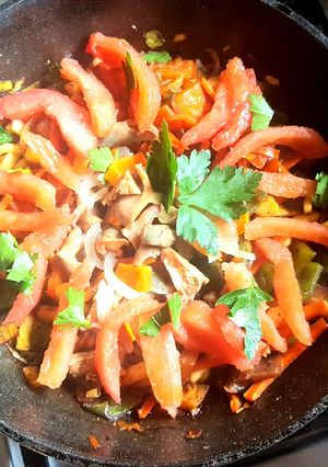 Una foto de Verduras al woock, con salsa soja y hongos en escabeche. #delan