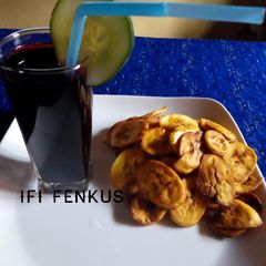 A picture of Pineapple flavoured zobo drink with plantain chips.