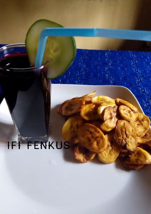 A picture of Pineapple flavoured zobo drink with plantain chips.