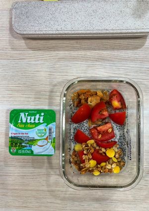 Hình của món Brunch đơn giản: sữa chua, hạt chia, cà chua.