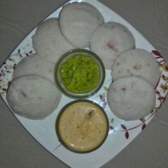 A picture of Idli with Badam and mirch chutney.