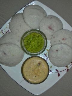 A picture of Idli with Badam and mirch chutney.