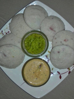 A picture of Idli with Badam and mirch chutney.