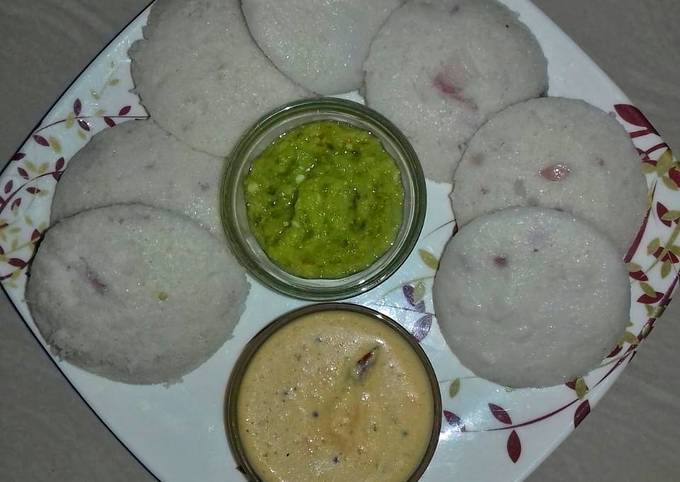 Idli with Badam and mirch chutney