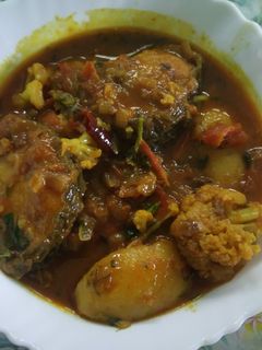 আলু ফুলকপি দিয়ে মাছের ঝোল(Aloo foolkopi diye aloo r jhol recipe in Bengali) রেসিপির প্রধান ছবি