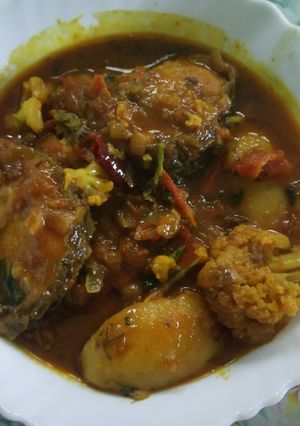 আলু ফুলকপি দিয়ে মাছের ঝোল(Aloo foolkopi diye aloo r jhol recipe in Bengali) রেসিপির প্রধান ছবি