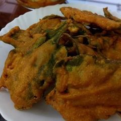 A picture of Palak ke pakoray.