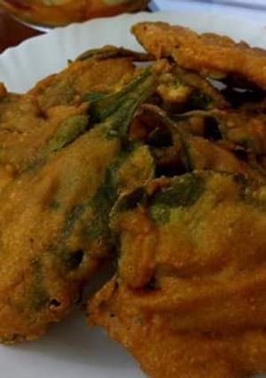 A picture of Palak ke pakoray.