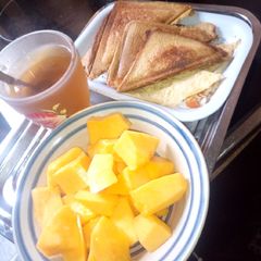 A picture of Toast bread n green tea with pawpaw #pizzasok.