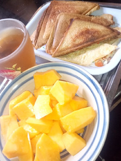 A picture of Toast bread n green tea with pawpaw #pizzasok.
