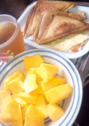 A picture of Toast bread n green tea with pawpaw #pizzasok.