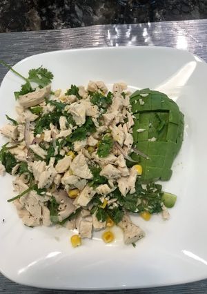 Una foto de Ensalada de pollo y aguacate