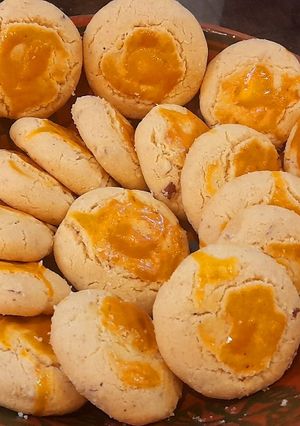 A picture of Desi ghee besun naan khatai.