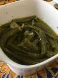 Piments verts indiens confits à l'ail, herbes et citron