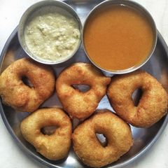 A picture of Medu vada.