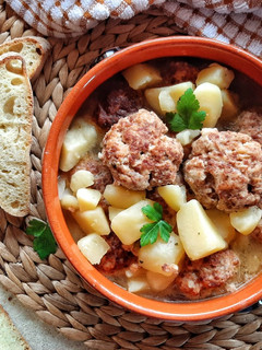 Foto di Polpette e patate in umido