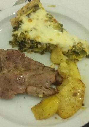 Una foto de Tarta de restos y bondiola con papas
