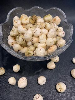 રોસ્ટેડ મખાના (Roasted Makhana Recipe In Gujarati) રેસીપી મુખ્ય ફોટો
