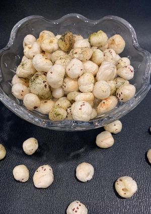 રોસ્ટેડ મખાના (Roasted Makhana Recipe In Gujarati) રેસીપી મુખ્ય ફોટો