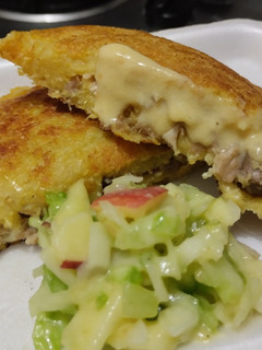 Una foto de Arepa🫓de maiz🌽rellena de pollo🍗piña🍍y queso🧀🥯