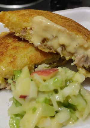 Una foto de Arepa🫓de maiz🌽rellena de pollo🍗piña🍍y queso🧀🥯