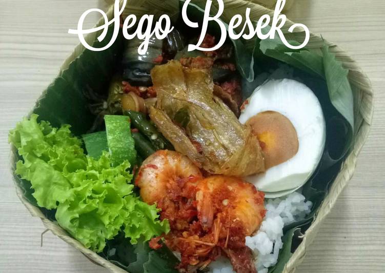Langkah Mudah untuk memasak Sego Besek yang sempurna