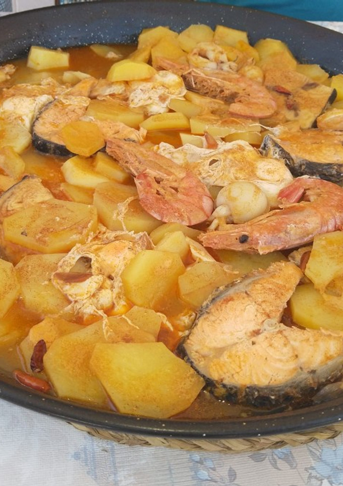 Una foto de "All i pebre" de emperador salmón y gambas!