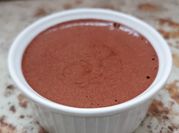 Una foto de mousse de chocolate