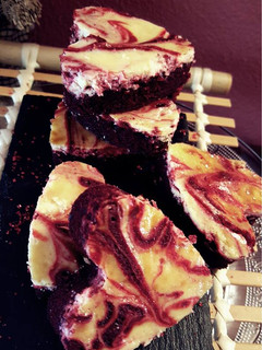 Una foto de Red Velvet Cheesecake Brownies (Brownie de terciopelo rojo y tarta de queso)