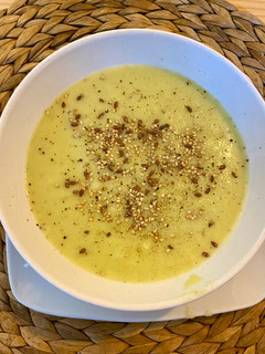 Una foto de Crema de coliflor y manzana