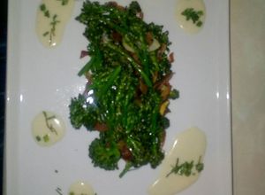 Una foto de Bimi salteado con jamon al ajo blanco