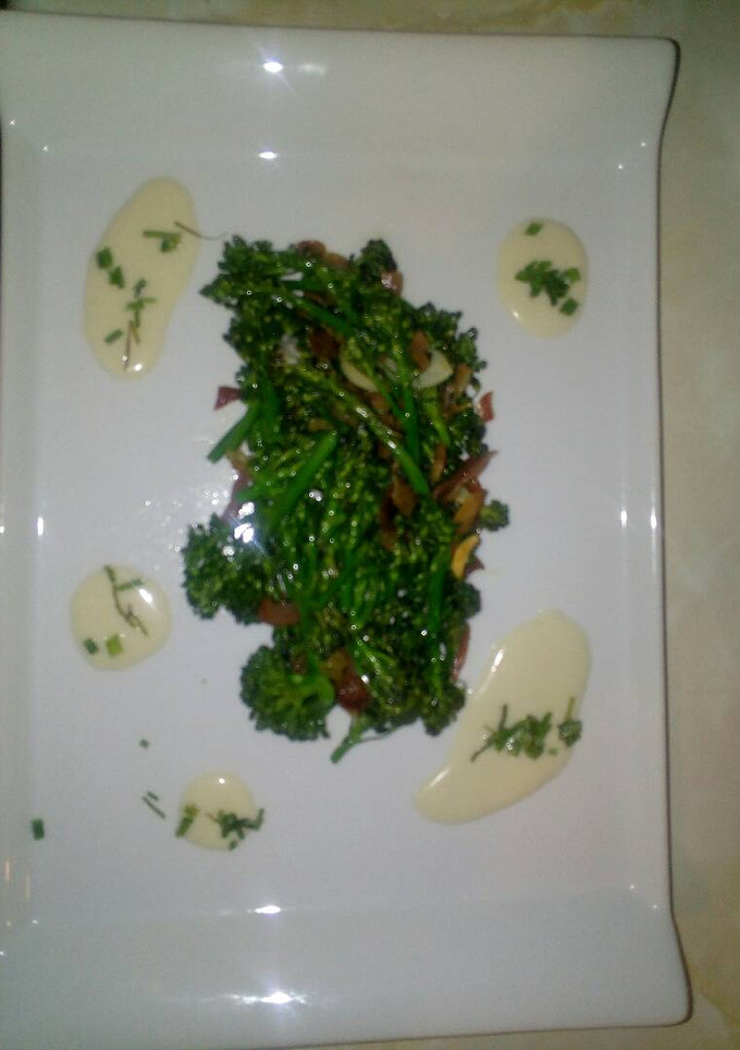 Una foto de Bimi salteado con jamon al ajo blanco