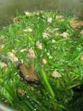 Canh lá hẹ nấu nấm đông cô