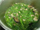 Canh lá hẹ nấu nấm đông cô