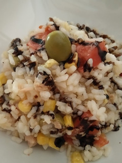 Una foto de Ensaladilla de arroz con crema de vinagre de Módena