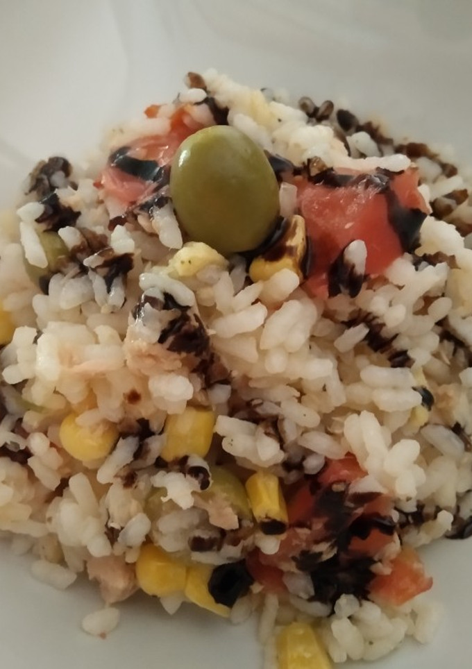 Una foto de Ensaladilla de arroz con crema de vinagre de Módena