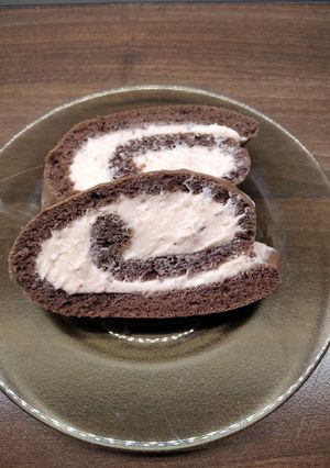 Kakaós piskótatekercs puncsos krémmel recept fotója