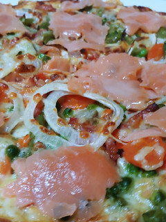 Una foto de Pizza vegetal i salmó fumat