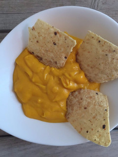 Una foto de Nachos con "Queso tipo Cheddar" vegano