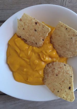 Una foto de Nachos con "Queso tipo Cheddar" vegano