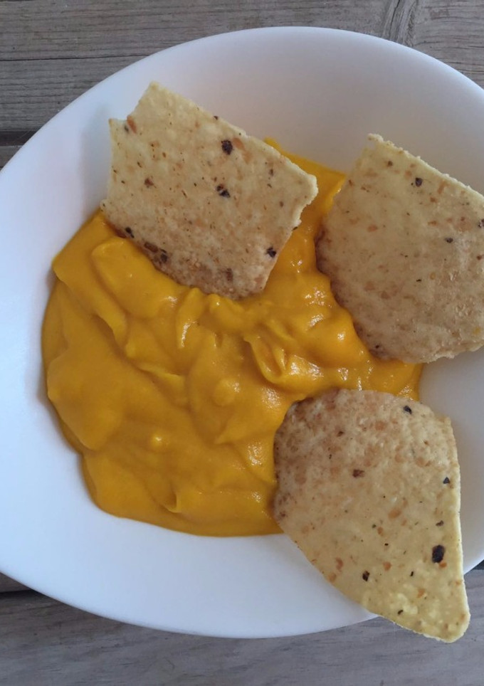 Una foto de Nachos con "Queso tipo Cheddar" vegano